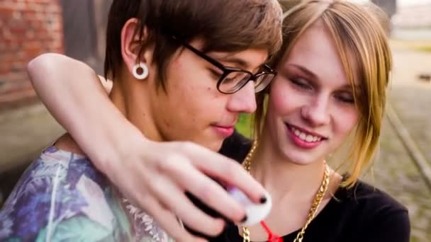 Genç kız ve erkek arkadaşı blowing bubbles — Stok video