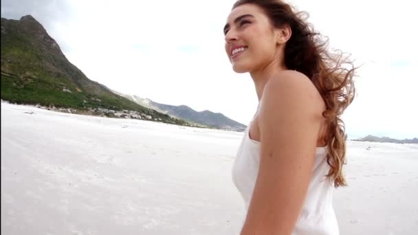 Mujer caminando en la playa — Vídeo de stock