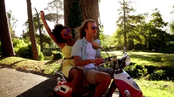 Couple roulant sur scooter — Video