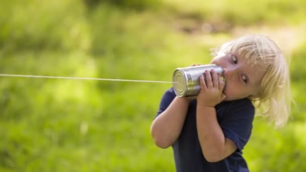 Junge mit Dosentelefon — Stockvideo