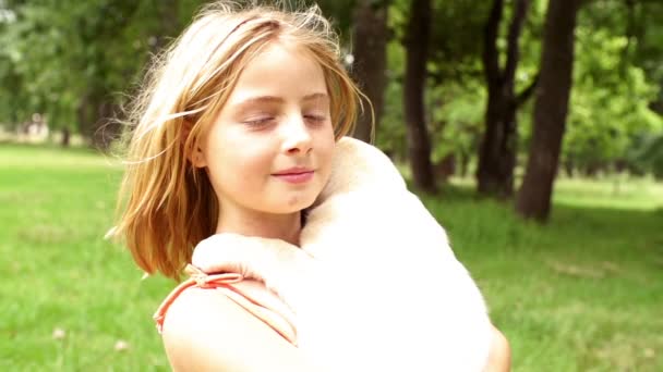 Menina abraçando filhote labrador — Vídeo de Stock