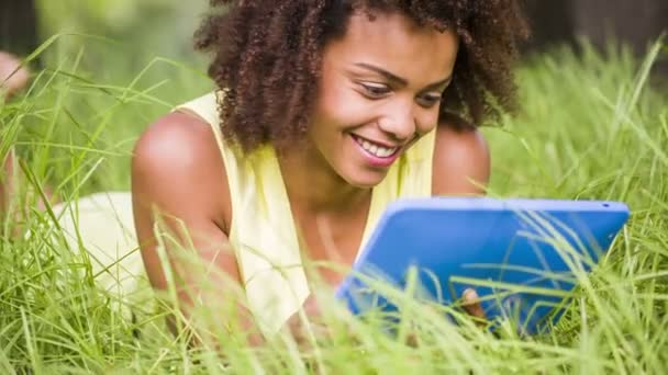 Menina com tablet digital no parque — Vídeo de Stock