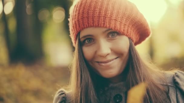 Girl in Autumn playing with Leaf in Park — Stock Video