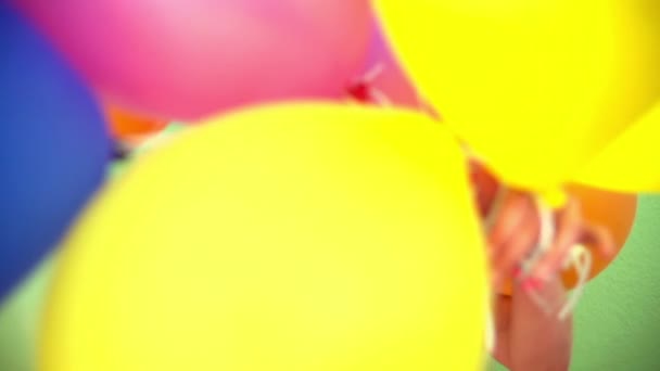 Aufgeregt überraschte Frau mit bunten Luftballons — Stockvideo
