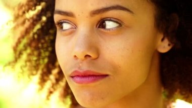Afrikalı-Amerikalı kadın yüzü yavaş hareket