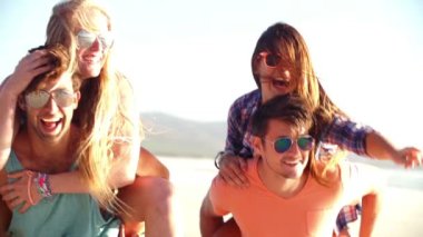 Iki çift sahilde omzunda