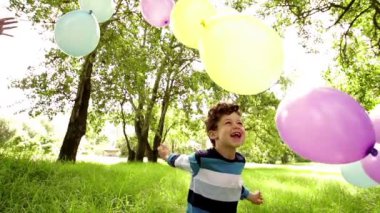 Çocuk Parkı renkli balonlar ile oynarken