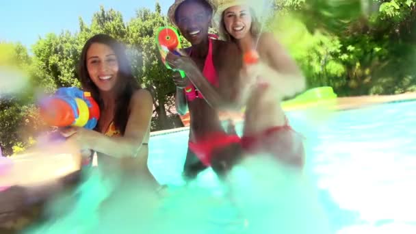 Amigos jugando con pistolas de agua — Vídeos de Stock