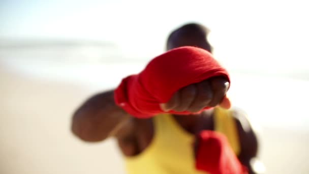 Людина, екіпірування для боксу — стокове відео