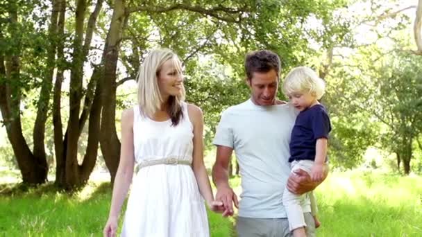 Familia caminando en el parque — Vídeos de Stock