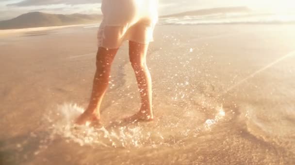 Chica está salpicando agua — Vídeo de stock