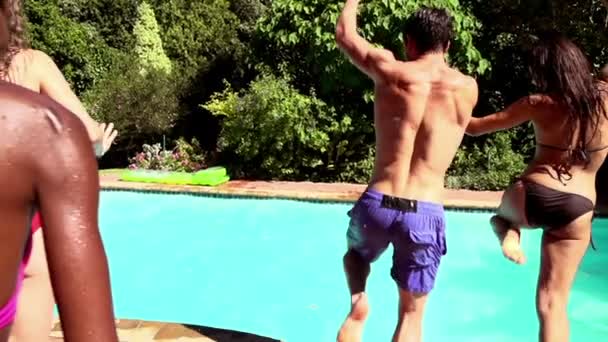 Freunde springen in einen Pool — Stockvideo