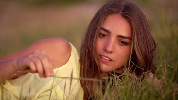 Chica acostada en la hierba — Vídeo de stock