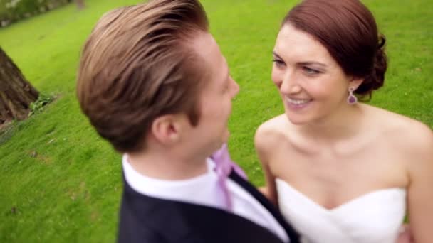 Braut wird am Hochzeitstag vom Bräutigam gehalten — Stockvideo