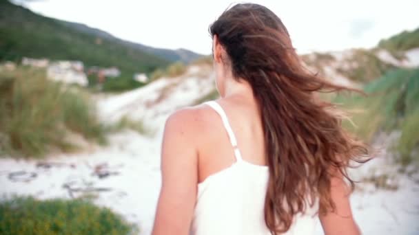 Fille marche à travers les dunes — Video