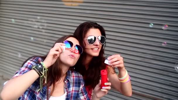 Girls with sunglasses having fun making bubbles — Stock Video