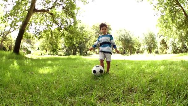 Niño jugando fútbol — Vídeo de stock