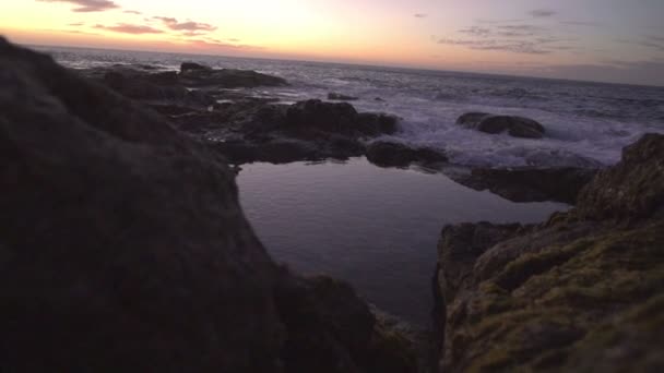 Côtes rocheuses au coucher du soleil — Video