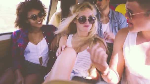 Lachende Freunde auf Roadtrip — Stockvideo