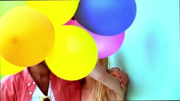 Couple heureux avec des ballons — Video