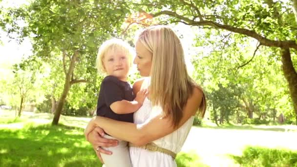 Kolundaki çocuk ile anneмати з дитиною на руці — Stok video