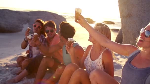 Amigos comendo sorvete na praia — Vídeo de Stock