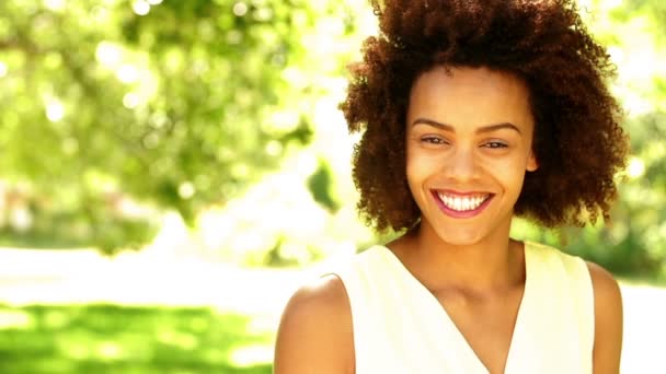 Menina americana africana no parque — Vídeo de Stock