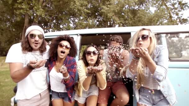 Hipsters blåser konfetti — Stockvideo