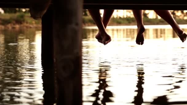 Loving couple at jetty splashing water — Stock Video