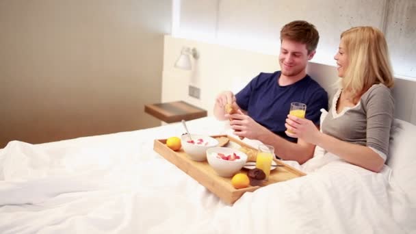Paar ontbijten op bed — Stockvideo