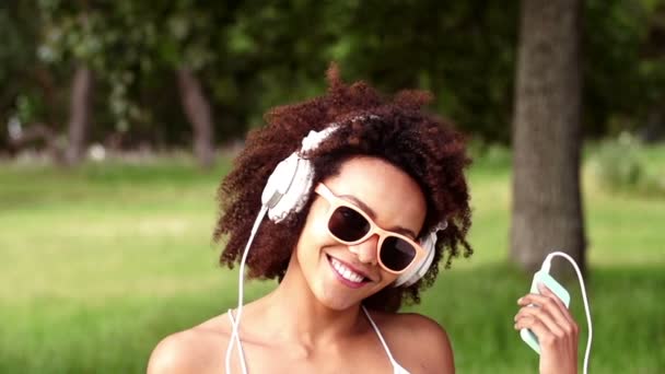 African american young woman listening to music — Stock Video