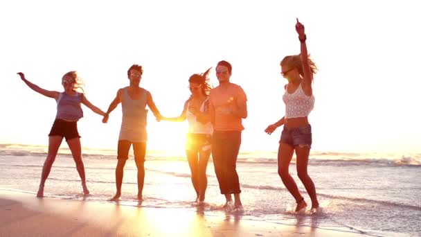 Друзья танцуют на пляже — стоковое видео
