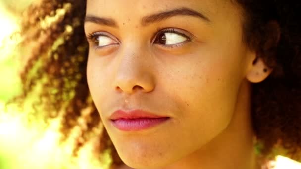 Cara de mulher afro-americana em câmera lenta — Vídeo de Stock