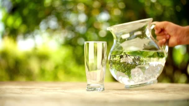 Água fresca de hortelã que despeja do jarro em vidro — Vídeo de Stock