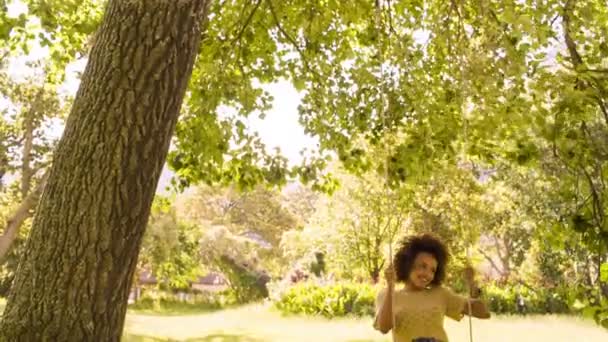 ぶらんこをアフリカ系アメリカ人の女性 — ストック動画