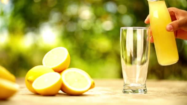 Fresh lemon juice being poured into glass — Stock Video