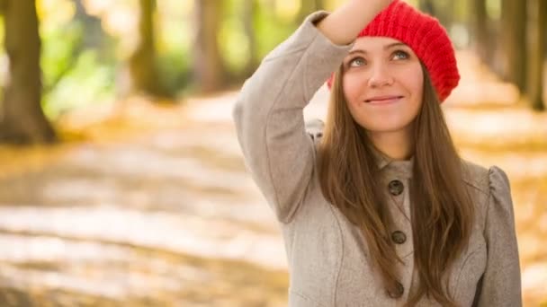 Jeune femme jouant avec Leaf in Park 