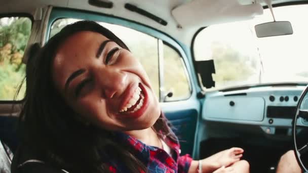 Девушка в дороге делает смешное лицо — стоковое видео