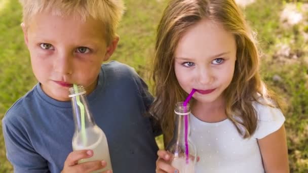 Amigos niños con bebidas — Vídeo de stock