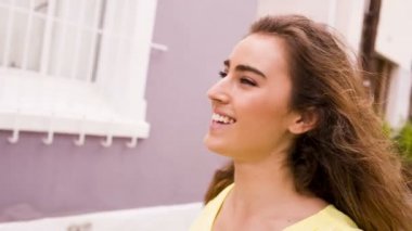 Sokakta yürüyen kadın