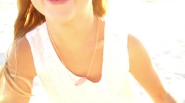 küçük kız çalışıyor