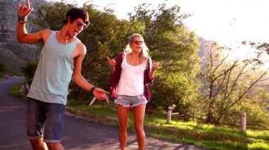 kaykay üzerinde çift