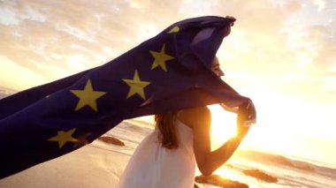 Avrupa bayrak sallayarak kumsalda kadın