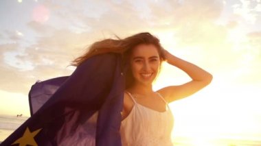 neşeli kadın sallanan Avrupa bayrağı