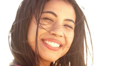 Büyük, dostane bir gülümsemesi olan kız