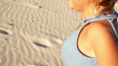 plajda çalışan kız