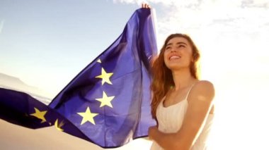 Avrupa bayrak sallayarak kumsalda kadın