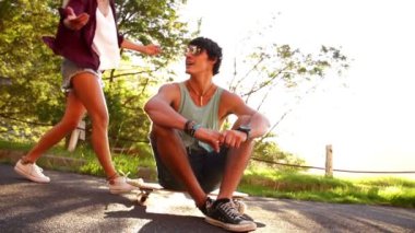 Genç kaykaylar ile gülüyor