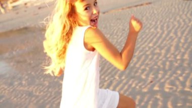 Kumsaldaki küçük kız