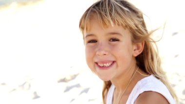 kameraya gülümseyen çocuk